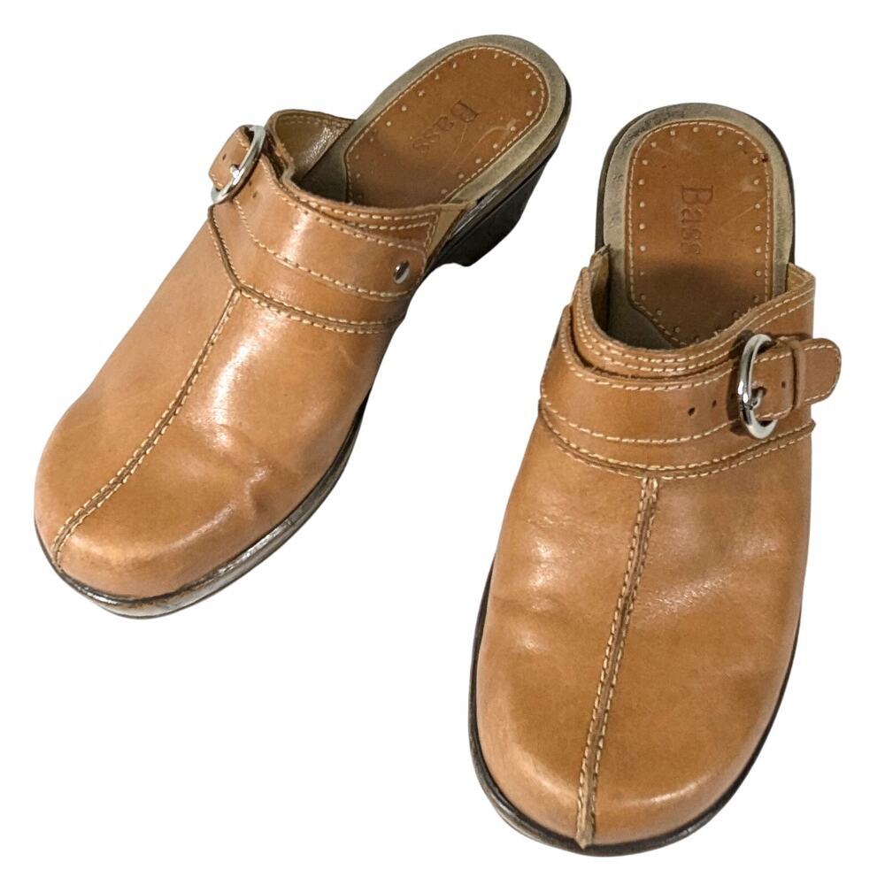 BASS! FAWN BEIGE/TAN GENUINE LEATHER BUCKLE & STRAP DETAIL CLOGS, MULES! SZ 6M
